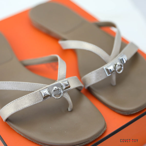 Size 39.5 Hermes Chèvre Corfou Flat Sandal in Metallic Champagne